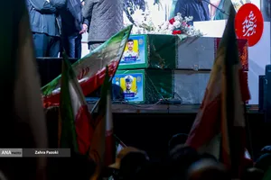 وداع با شهدای ناوشکن دنا و حمایت از نیروهای مسلح