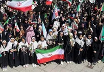 موج پنجاهم حماسه خیابان زیر بارش شدید باران؛ میدان‌داری در شب‌های مقاومت با رقص پرچم‌های متحد