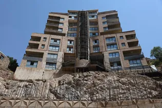 آغاز تخریب ساختمان ۱۰ طبقه غیرمجاز در پلاک ۲۰ میگون با حکم قاطع دستگاه قضایی+ فیلم