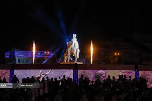 رونمایی از مجسمه &laquo;زانو زنندگان برابر ایران&raquo; در میدان انقلاب اسلامی