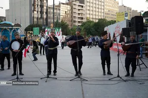 اجرای موسیقی آذری در میدان هفت تیر تهران