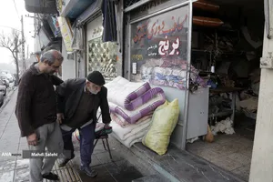 حاج آقا با همراهی و کمک آقا ناصر هر روز برای یک روز جدید کاری و پنبه زنی آماده می شود