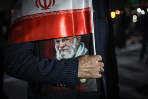 وداع با پیکر شهدای ناوشکن دنا در میدان دریاچه