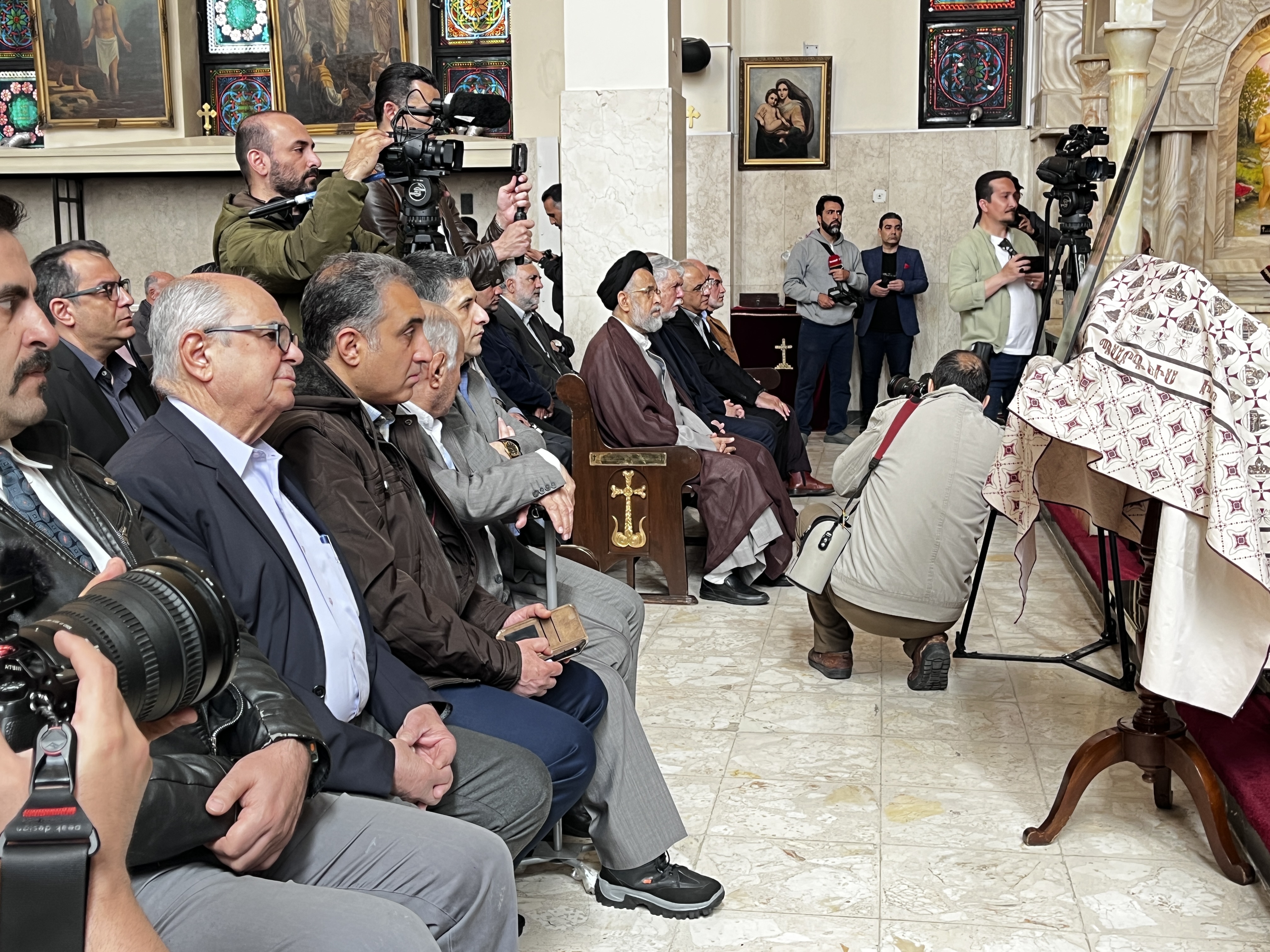 یادبود چهلم رهبر شهید توسط اقلیت های مذهبی برپا شد/ حضور وزیر فرهنگ در کلیسای سرکیس مقدس+فیلم یادبود چهلم رهبر شهید توسط اقلیت های مذهبی برپا شد/ حضور وزیر فرهنگ در کلیسای سرکیس مقدس+فیلم