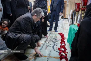 قرائت فاتحه بیژن رنجبر سرپرست دانشگاه آزاد اسلامی بر مزار شهید دکتر محمدمهدی طهرانچی