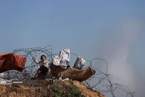 کودک آواره فلسطینی در نزدیکی مرز مصر با رفح در جنوب نوار غزه