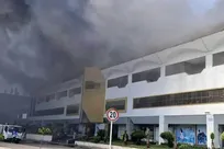 ١٠ تیم عملیاتی هلال‌احمر به حریق مجتمع ونوس بندر انزلی اعزام شدند+ تصاویر و فیلم