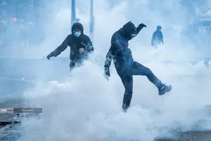 تظاهرات شنبه در پاریس به درگیری و خشونت میان پلیس ضد شورش و معترضان کشیده شد