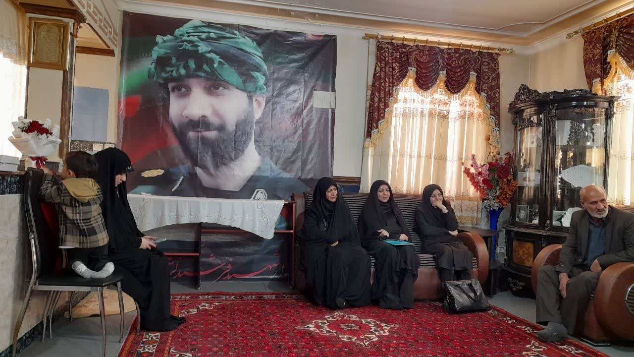 اهدای مدرک کارشناسی‌ارشد افتخاری دانشگاه آزاد به خانواده شهید فرشید کریمی