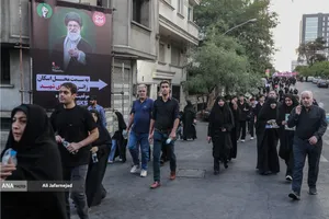 حرکت مردم عزادار بسمت مصلی تهران برای وداع با رهبر شهید انقلاب