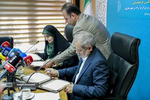 علیرضا کاظمی، وزیر آموزش و پرورش و فرزانه صادق مالواجِرد وزیر راه و شهرسازی در مراسم امضای تفاهم&zwnj;نامه همکاری حوزه مسکن فرهنگیان