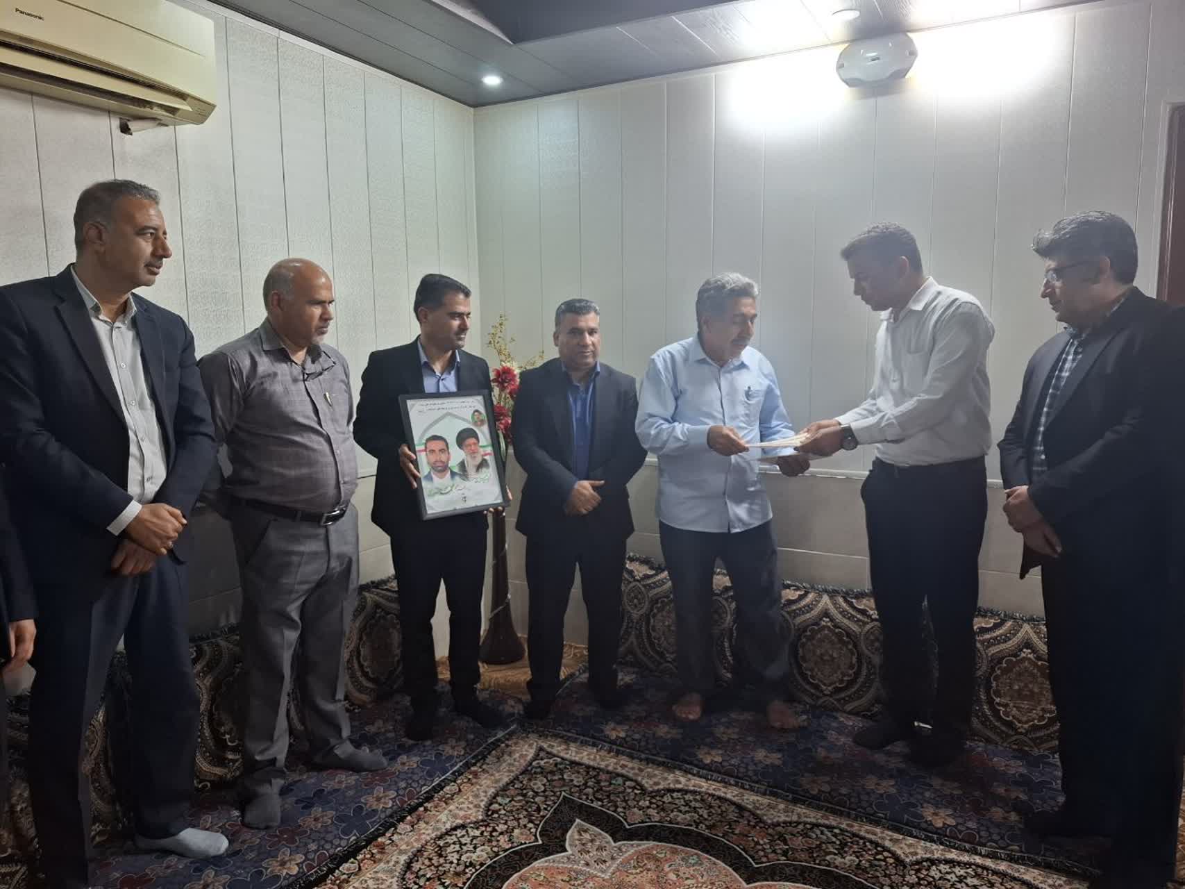 روحیه ایمان، بردباری و مسئولیت‌پذیری خانواده‌های شهدا الگوی جامعه است