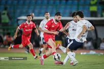 بازگشت پیروانی و تشویق همزمان قایقران در روز شعار علیه آل کثیر/ درگیری هواداران پرسپولیس روی سکوها+تصاویر