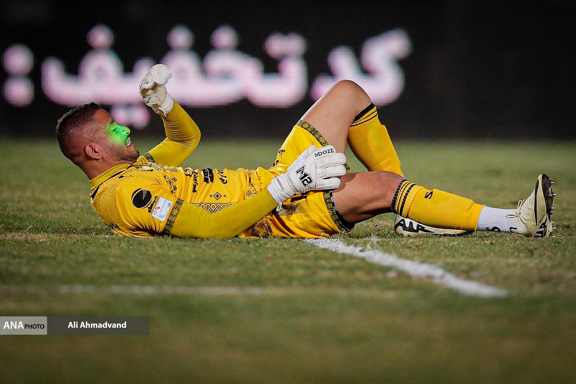 از کیفیت بد چمن ورزشگاه تختی تا پرتاب بطری تماشاگران پرسپولیس به سمت هاشمیان و بازیکنان+فیلم