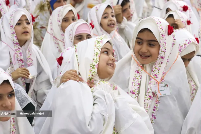 جشن تکلیف ۳۵۰۰ دانش‌آموز دختر تهرانی؛ خاطره‌ای ماندگار از آغاز مسیر عبادی