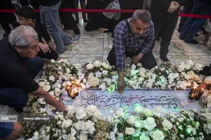 اجتماع مردم کنار مزار شهید سپهبد سلامی در ایام اربعین فرمانده دلاور سپاه اسلام