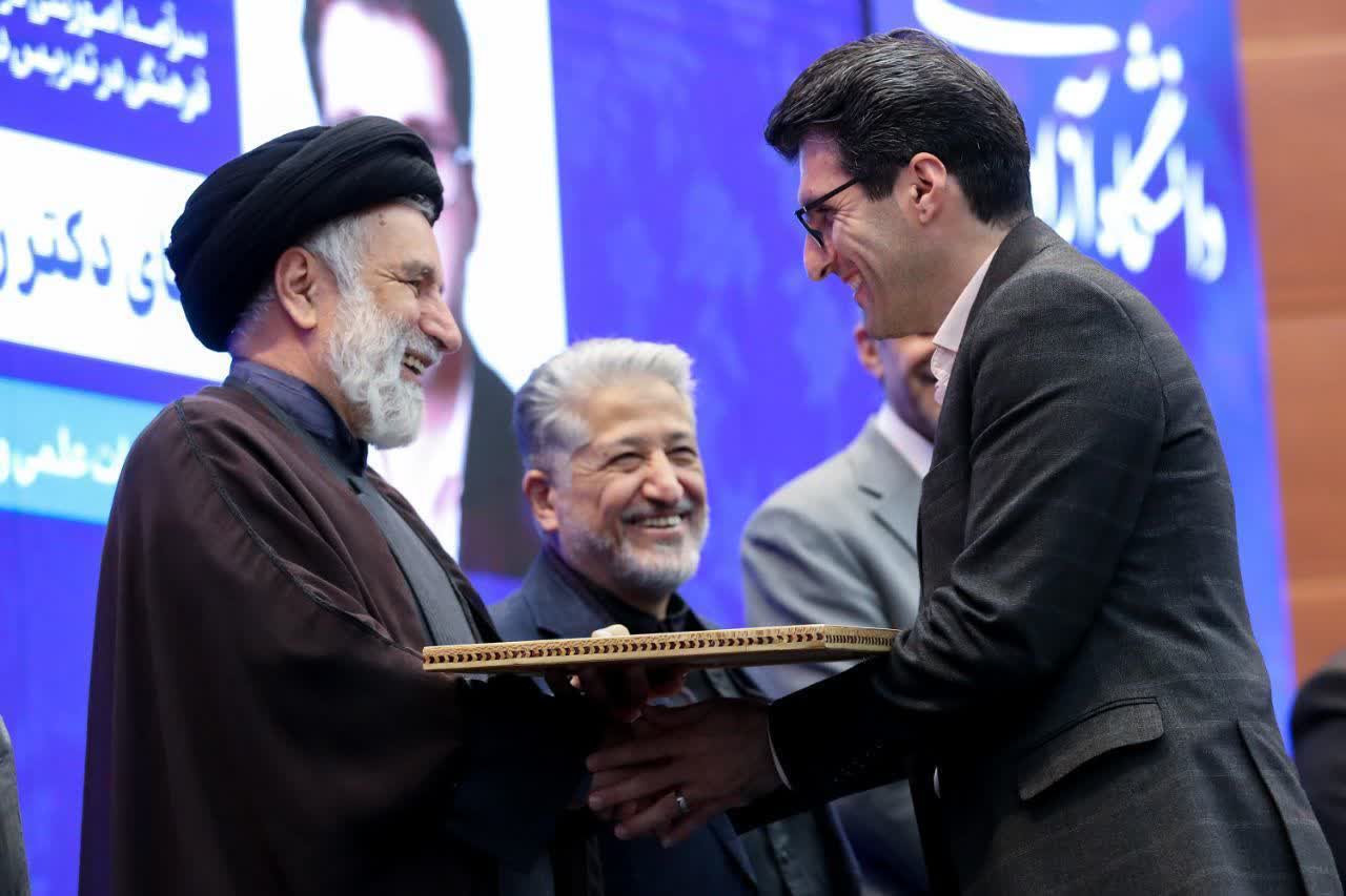 تجلیل از عضو هیئت علمی دانشگاه آزاد اسلامی استان یزد به‌عنوان استاد منتخب