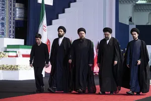 ادای احترام نوادگان امام خمینی(ره) و مقامات و مسئولان خارجی به پیکر امام شهید 