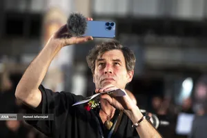 بازدید خبرنگاران خارجی از آثار به&zwnj;جامانده از حمله موشکی رژیم صهیونیستی به ساختمان شیشه ای صدا و سیما که در تاریخ ۲۴ تیرماه صورت گرفت