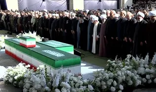 آیت‌الله سبحانی بر پیکر مطهر رهبر شهید انقلاب اقامه نماز کردند + فیلم