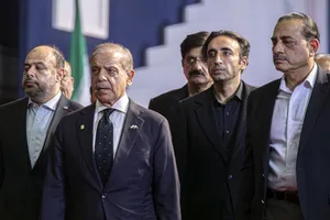ادای احترام شهباز شریف نخست وزیر پاکستان و مقامات و مسئولان خارجی به پیکر امام شهید 