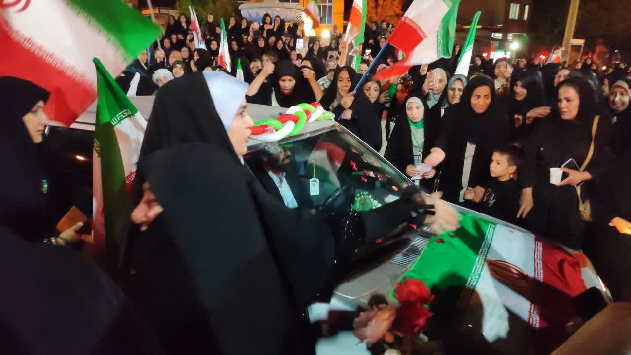 پیوند آسمانی در قلب شاهین‌دژ؛ جشن ازدواج دانشجویی در میان خروش حماسی مردم