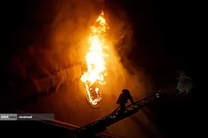 اطفای حریق مناطق بمباران شده توسط آتشنشانان در اوکراین