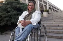 سنجاقِ امید یک معلول بر تن اردبیل؛ بانوی هنرمندی که تار و پود ۱۰ زندگی را با دستانش بافت