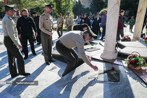 ادای احترام خانواده شهدا و فرمانده نیروی زمینی ارتش به شهدای دانشگاه افسری امام علی(ع)
