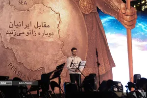 رونمایی از مجسمه &laquo;زانو زنندگان برابر ایران&raquo; در میدان انقلاب اسلامی