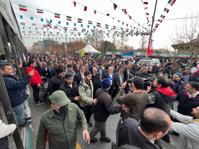 مراسم راهپیمایی 22 بهمن در تهران آغاز شد/ پرچم‌ها برافراشته و دل‌ها متحد برای ایران