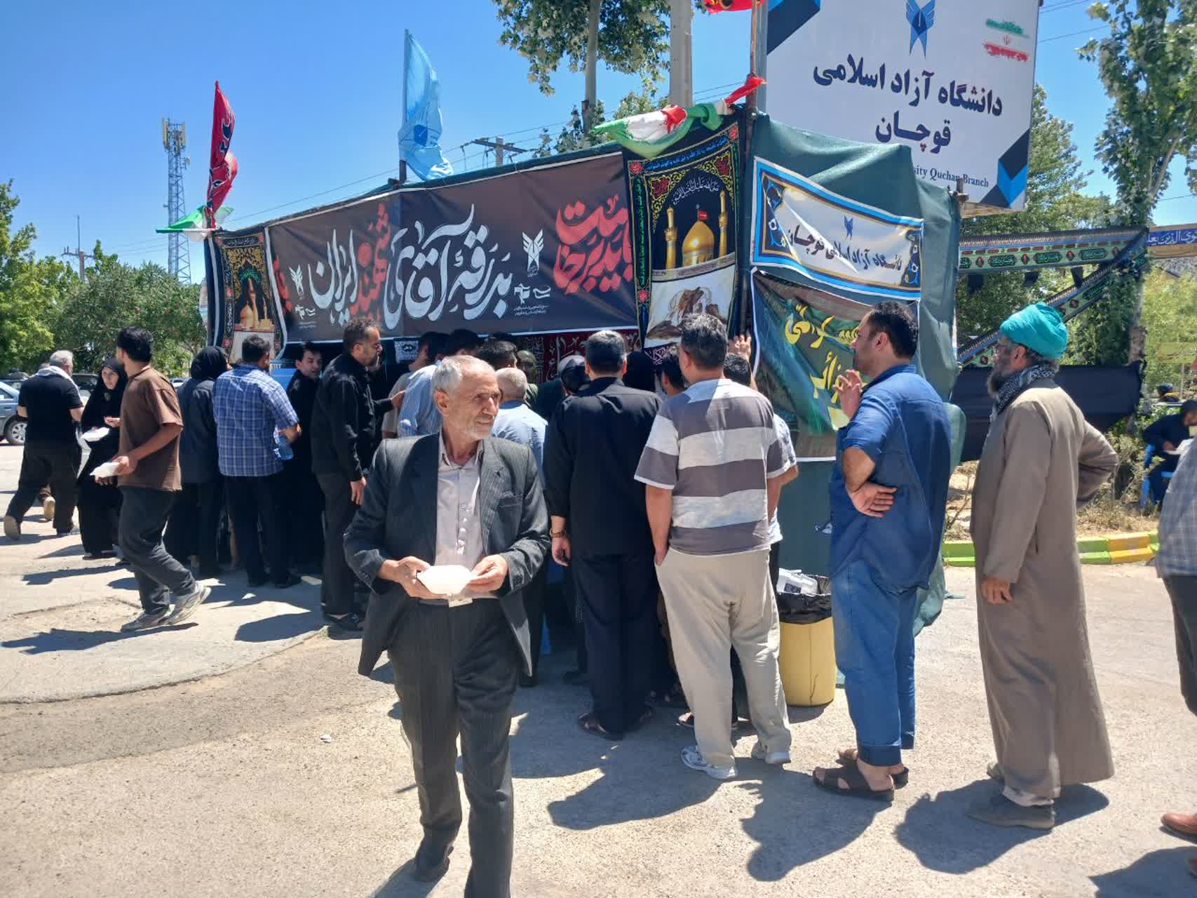 خدمت‌رسانی شبانه‌روزی موکب دانشگاه آزاد اسلامی قوچان به زائران و سوگواران امام شهید