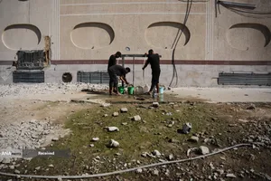 فلسطینی‌ها ویرانه‌های غزه را با آجرهای گلی و ضایعات بازسازی می‌کنند