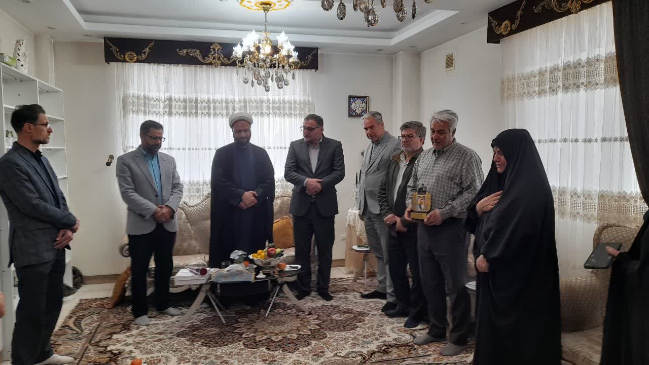 فیلم| اعطای مدرک افتخاری کارشناسی شهید مهران احمدزاده به خانواده شهید