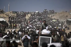 مردم گرسنه غزه برای رسیدن به کمک&zwnj;های غذایی، کیلومترها پیاده&zwnj;روی می&zwnj;کنند