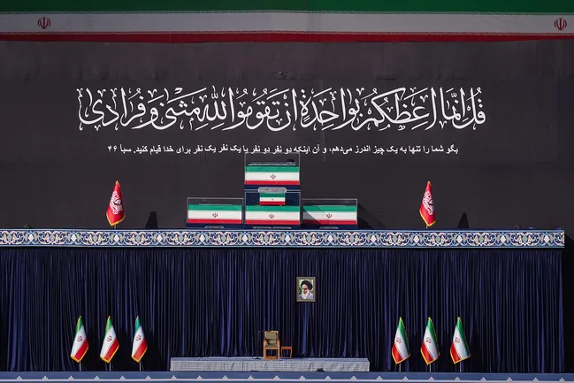 آیت‌الله سبحانی بر پیکر مطهر رهبر شهید انقلاب اقامۀ نماز کردند + فیلم