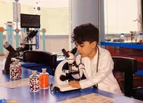 خردسال‌ترین نابغه ایران با ضریب هوشی ۱۶۰/ از خواندن و نوشتن انگلیسی تا روایت قانون سوم نیوتن + فیلم