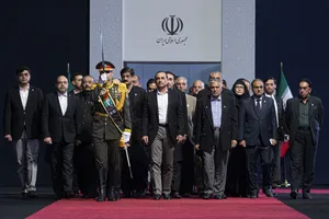 ادای احترام شهباز شریف نخست وزیر پاکستان و مقامات و مسئولان خارجی به پیکر امام شهید 