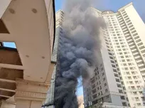 آتش‌سوزی گسترده در برج ۲۰ طبقه در حال ساخت؛ نجات بیش از ۳۰ نفر توسط آتش‌نشانان