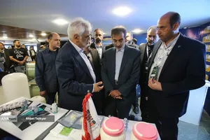 علی منتظری مقدم رئیس جهاد دانشگاهی در بازدید از نمایشگاه علمی دانشگاه آزاد اسلامی