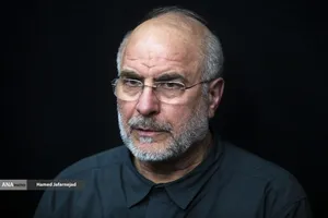 محمدباقر قالیباف رئیس مجلس شورای اسلامی در مراسم گرامیداشت چهلمین روز درگذشت شهید سپهبد محمد باقری (محمد حسین افشردی) و همسر وی ( اشرف افشردی) و دختر این فرمانده عزیز (فرشته افشردی)