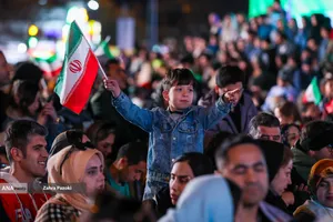 رونمایی از مجسمه &laquo;زانو زنندگان برابر ایران&raquo; در میدان انقلاب اسلامی