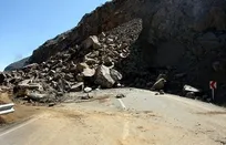محدودیت موقت محور هراز در محدوده آب‌اسک به دلیل ریزش سنگ