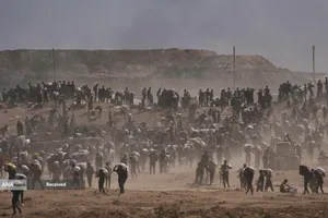 مردم گرسنه غزه برای رسیدن به کمک&zwnj;های غذایی، کیلومترها پیاده&zwnj;روی می&zwnj;کنند