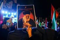 «تابوت تو عین پرچم ایران است» / در لحظه اهتزاز، برای وداع با رهبر شهید برخاستیم