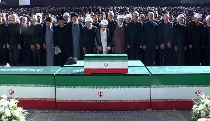 ملايين المعزين يؤدون الصلاة على جثمان القائد الشهيد السيد علي خامنئي في طهران