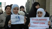 تجمع اعتراضی در بیروت در همبستگی با دانش‌آموزان و معلمان محجبه در جمهوری آذربایجان