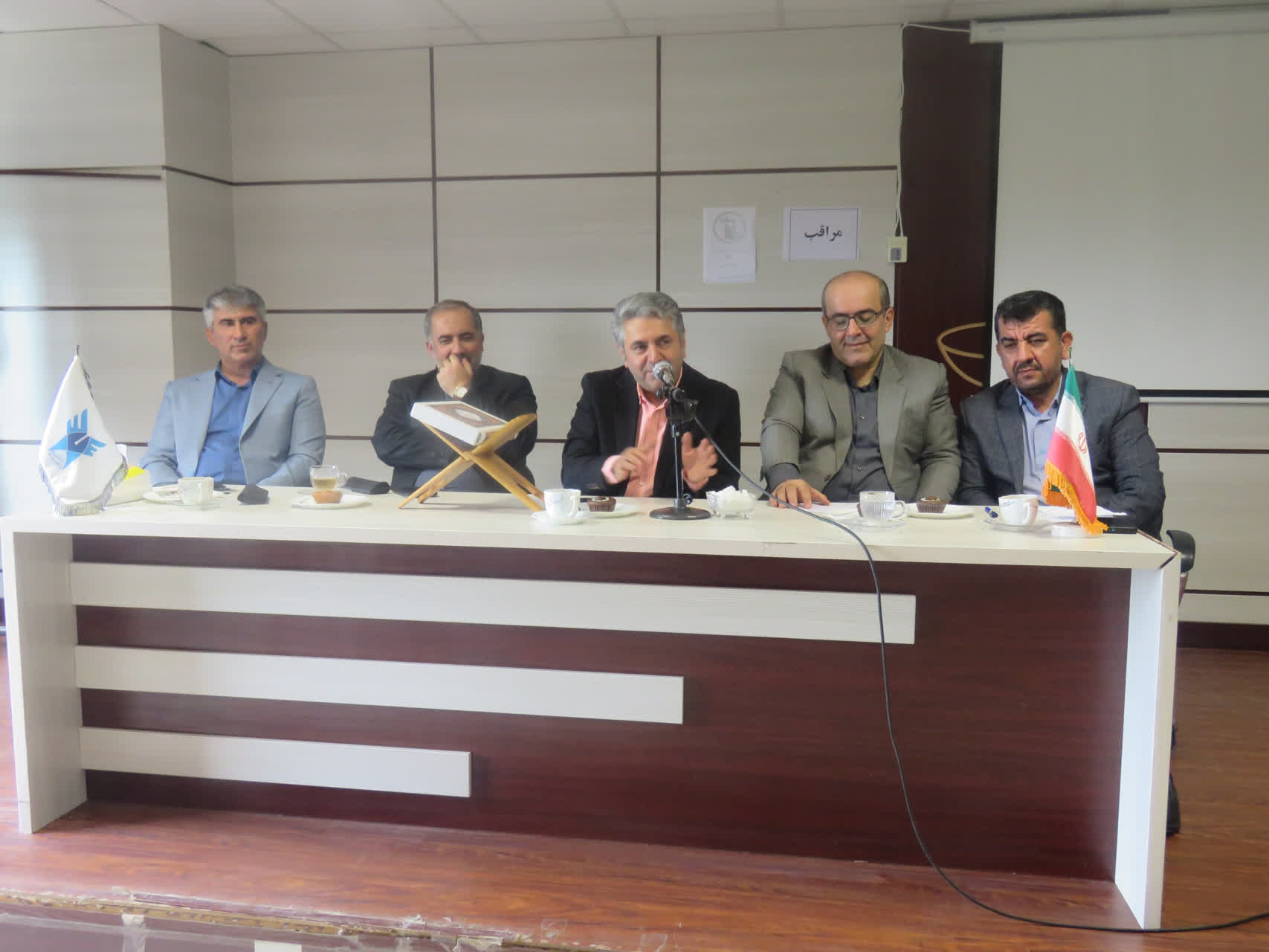 باید ارتباط دانشگاه با صنعت، دستگاههای اجرایی و بخشهای مختلف جامعه تقویت شود باید ارتباط دانشگاه با صنعت، دستگاههای اجرایی و بخشهای مختلف جامعه تقویت شود