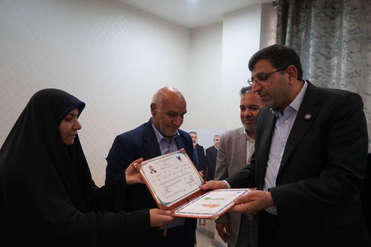 دیدار رئیس دانشگاه آزاد اسلامی استان فارس و شیراز و مرودشت با خانواده شهید سرتیپ دوم یعقوب خادمی