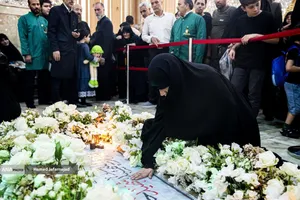 فرزند سپهبد شهید حسین سلامی فرمانده دلاور سپاه اسلام بر مزار پدر در حرم حضرت عبدالعظیم الحسنی(ع)